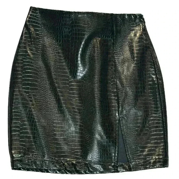 Princess Polly Dresses & Skirts - Princess Polly Leila Mini Skirt Black Croc Curve Women’s Size 0 Sexy Front Slit